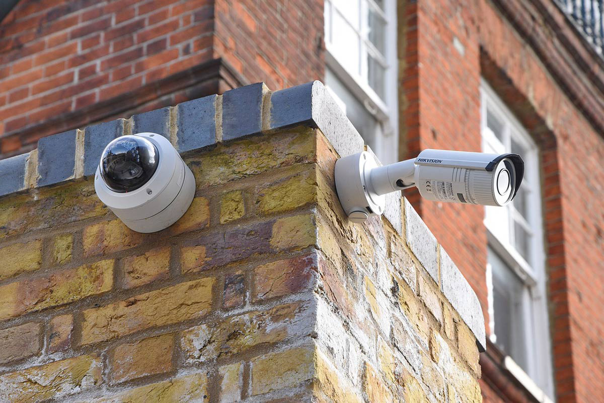 caméras de surveillance fixées au mur du coin d'une rue